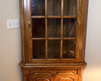 Corner display cabinet with storage
