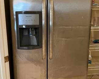 Frigidaire side by side fridge/freezer with water/ice dispenser
