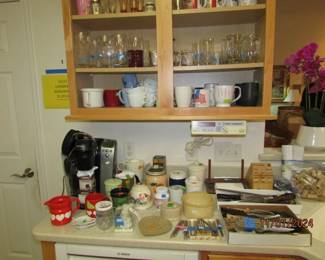 Keureg, assorted kitchen items