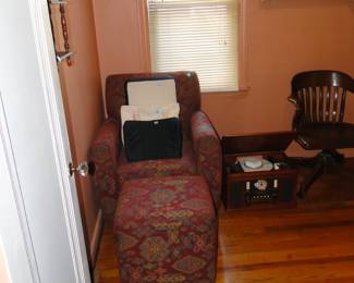 Very nice comfy, smaller chair