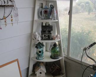 The tower of the corner, with or without birdhouses, and such