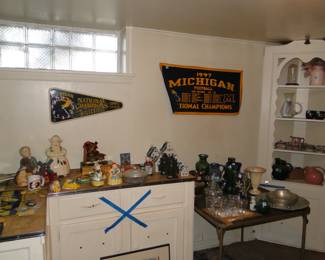 Great vases, pitchers and other Dutch items