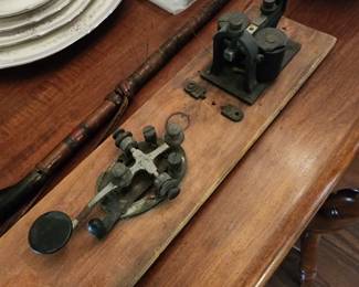 Telegraph key with sounder