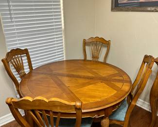 Lovely Round Table with Inlaid wood with open of extending with a large leaf