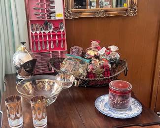 pretty stuff, great table, lovely mirror, the house is just packed with amazing little finds all throughout the place