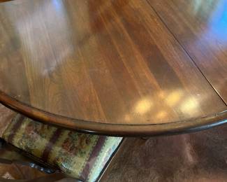 Gorgeous dining table with 6 chairs and leaves