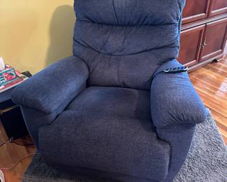 La-z-boy almost new recliner w remote control 