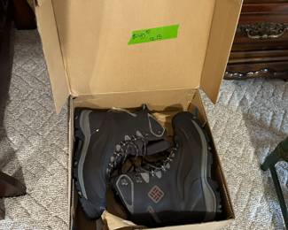 NIB size 15 Columbia boots 