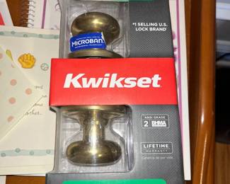 Kwikset Hall & Closet Door Knob Set
