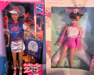 Walt Disney World 2000 Barbie - Radio City Rockettes Doll