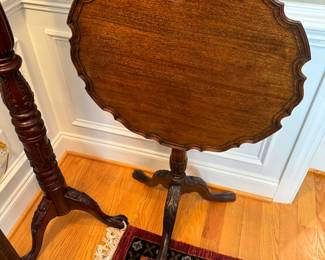piecrust tea table, latch needs adjustment.