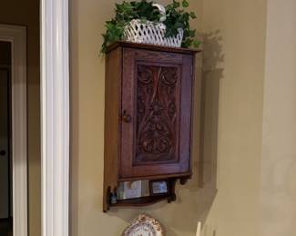 Small hanging cabinet
