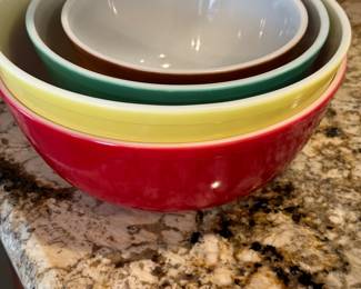 Pyrex mixing bowl set