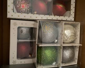 Assortment of Christmas items 