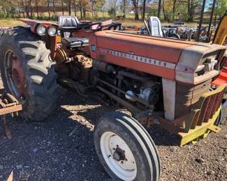 MASSEY FERGUSON 135 TRACTOR