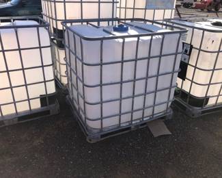 275 GALLON PLASTIC TOTES