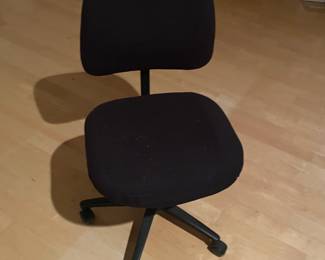 UPHOLSTERED DESK CHAIR