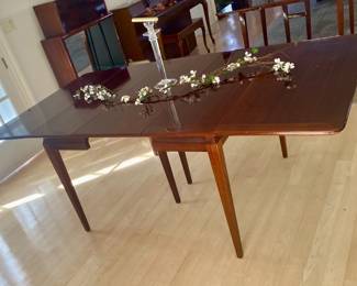 MID CENTURY MAHOGANY DINING TABLE WITH 2 LEAVES- SEATS 12
