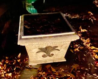 FIBERGLASS MEDALLIAN PLANTER 