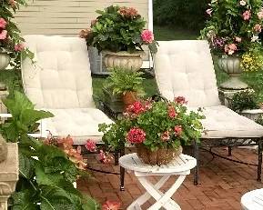 OUTDOOR CAST ALUMINUM CHAISE AND CUSHION