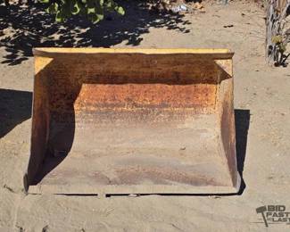2532  Tractor BucketLoader Attachment 