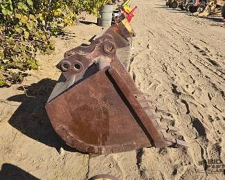 2526  Backhoe Bucket Attachment 