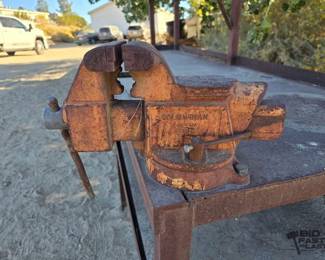 2632  Bench Vice 