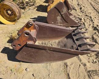 2522  Backhoe Bucket Attachment 