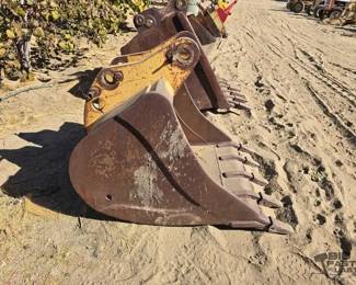 2524  Backhoe Bucket Attachment 