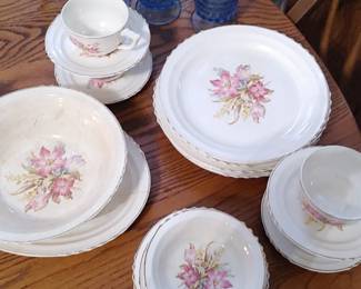 Beautiful Vintage French Saxon China Co Sebring OH 22K gold trim 
