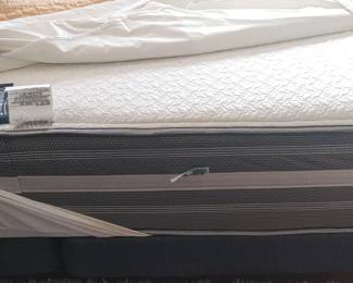 King Bed with Beautyrest Recharge combines Simmons' legendary Beautyrest Pocketed Coil® Technology, GelTouch® Foam and SurfaceCool™ Fiber for whole new kind of sleeping experience. Known for its unprecedented combination of support, comfort, and body temperature regulation, the Recharge is redefining rest with every upgrade. 