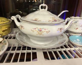 Soup tureen 