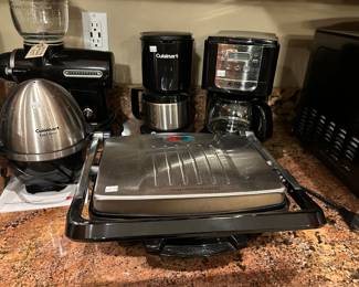 Electric waffle maker