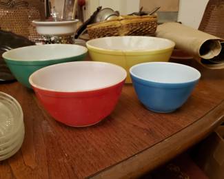 Pyrex set of (4) bowls