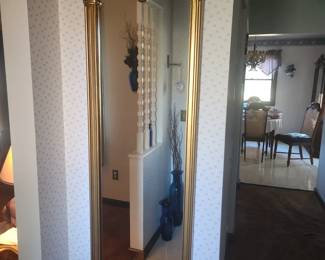 Mirror coordinates with foyer table
