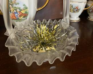 China Cabinet - Ruffled edge basket with handle