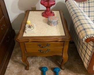 Second matching end table, accessories & small red & white glass lamp - weights in blue on floor