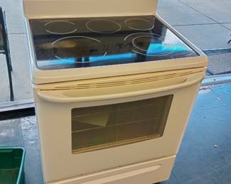 Electric oven with a new top in seperate box (nothing wrong with the top on it but it has a extra)