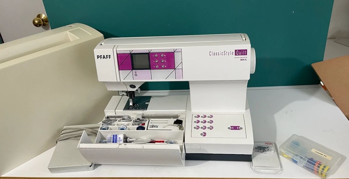 Classic Style Quilt 2027 Machine By Pfaff