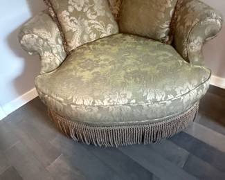 Oversize round chair