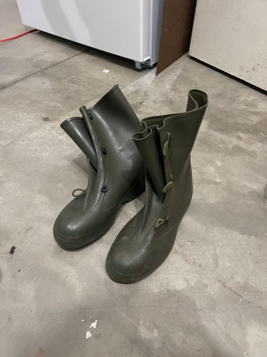 Rubber boots size 9