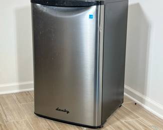 DANBY MINI FRIDGE | Danby mini fridge with small drawer, glass shelves and can holders, Model: DAR044A6BSLDB - h. 33 x w. 21 x l. 21 in