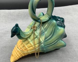 Nini Hull seahorse teapot design