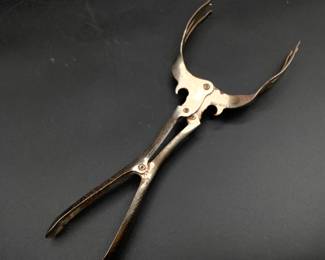 Mechanical salad tongs