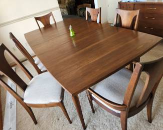 Broyhill dining room table