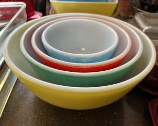 Vintage Pyrex primary colors mixing bowl set.