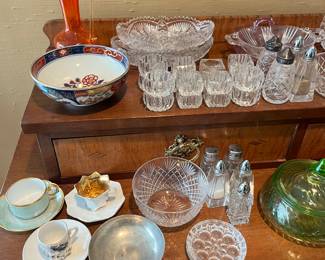 Vintage glassware, china and pottery, including a Gold Imari bowl.
