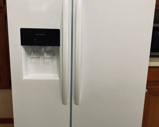 Frigidaire Side by Side Refrigerator/Freezer. In Door Water & Ice. White.