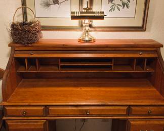 Vintage Oak Roll Top Desk. Top Condition. 48" x 44" x "20.