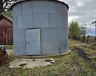 14Ft Columbian 371 Red Top Bin/ Silo